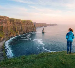 Falaises de Moher en Irlande au coucher du soleil, site incontournable à voir lors d’un voyage en Irlande
