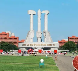 Monument à la fondation du Parti du travail à Pyongyang en Corée du Nord avec symbole marteau, faucille et pinceau