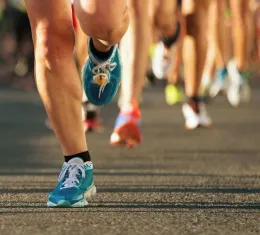 Coureurs participant à un marathon au crépuscule