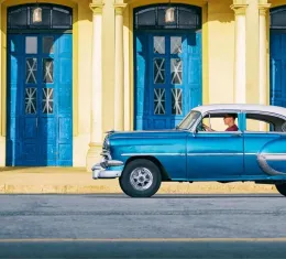 Voiture américaine ancienne bleue circulant dans les rues de La Habana Vieja, à Cuba