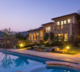 Grande maison avec piscine proposée en échange de maisons pour des vacances entre particuliers