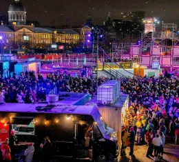 Foule en train de faire la fête à l’Igloofest de Montréal lors d’un événement nocturne en plein hiver