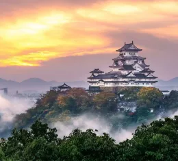 Château de Himeji, surnommé le Château du Héron Blanc, monument historique du Kansai au Japon