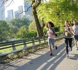 Des joggeurs à Central Park à New York.