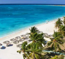 Plage paradisiaque à Cuba avec sable blanc et eaux turquoise cristallines"