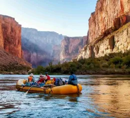 Rafting sur le fleuve Colorado dans le Grand Canyon lors d’une aventure en Amérique