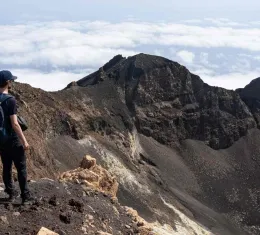 Un randonneur au sommet du volcan Pico do Fogo au Cap Vert