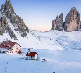 panorama au coucher du soleil des Tre Cime di Lavaredo depuis la Torre di Toblin, avec le refuge Locatelli