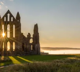 Sun Star au-dessus de l’abbaye de Whitby dans le Yorkshire, Royaume-Uni