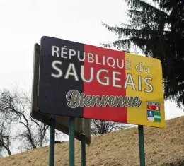 Panneau de bienvenue de la République du Saugeais dans le Haut-Doubs, entre Montbenoît et Pontarlier