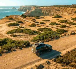 Une voiture sur un route de l'Algarve au Portugal.