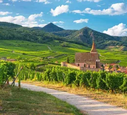 Vue panoramique du village viticole de Hunawihr et de son église au cœur des vignobles d’Alsace, France
