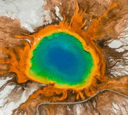 Vue aérienne de la source chaude Grand Prismatic dans le Midway Geyser Basin, parc national de Yellowstone