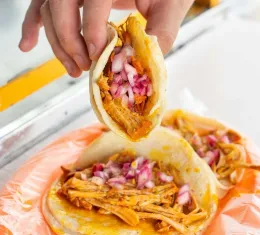 Un taco, exemple de street food, préparée par un vendeur ambulant
