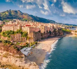 Vue panoramique de Tropea en Calabre, plages turquoise et mer Méditerranée sur la Costa degli Dei en Italie du Sud