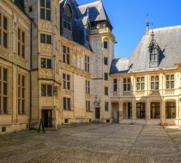 Palais Jacques-Cœur et statue de Jacques Cœur à Bourges