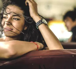 Voyageuse regardant par la fenêtre d’un bus en Amérique centrale pendant une expérience de choc culturel en voyage