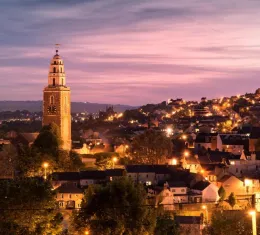 Vue panoramique de Cork en Irlande au coucher du soleil avec toits de la ville et tour emblématique
