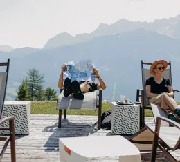 Visiteurs se relaxant sur une terrasse panoramique à Col Druscié au-dessus de Cortina d’Ampezzo dans les Dolomites