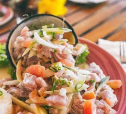 Poisson cru au lait de coco, spécialité de la cuisine tahitienne servie à Tahiti en Polynésie française