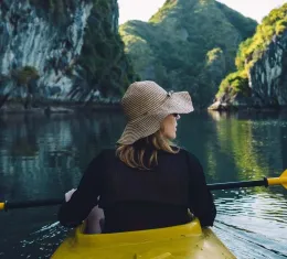 Le kayak dans la baie d’Halong fait partie des 10 expériences inoubliables à vivre en Asie.