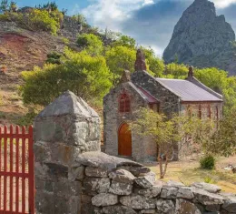 Paysage avec une église sur l’île de Sainte-Hélène, au cœur de l’océan Atlantique Sud