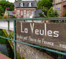 Panneau indiquant la Veules, le plus petit fleuve de France, illustrant les lieux de record en France