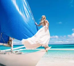 Mariée sur un bateau dans une destination tropicale pour un mariage à l’étranger