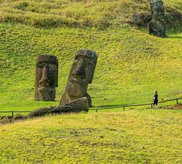Les statues moai de l’île de Pâques figurent parmi les plus gigantesques du monde.