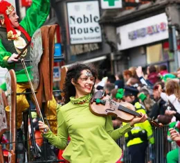 Participants costumés lors de la parade de la Saint-Patrick à Dublin en Irlande