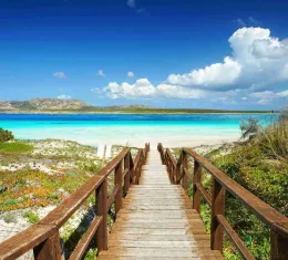 Plage de La Pelosa à Stintino en Sardaigne avec sable blanc et eau turquoise cristalline