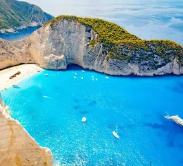 Vue de la plage de Navagio à Zakynthos avec ses falaises calcaires et son eau turquoise en Grèce