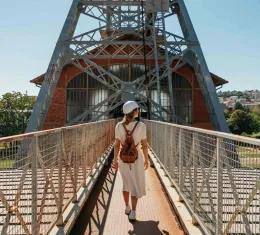 Visite du Puits Couriot à Saint-Étienne passerelle du Musée de la Mine avec vue sur la ville