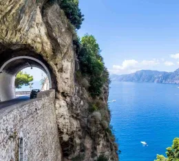 Route panoramique de la côte amalfitaine creusée dans la falaise au-dessus de la mer Méditerranée, l’un des plus beaux road trips en Italie.