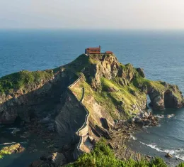 an Juan de Gaztelugatxe au Pays basque espagnol avec son escalier sur l’océan Atlantique