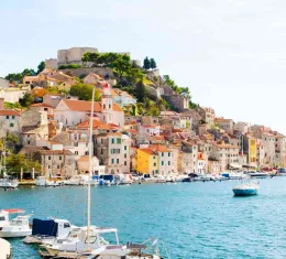 Vue de la vieille ville de Šibenik en Croatie avec son port, ses maisons en pierre et la mer Adriatique