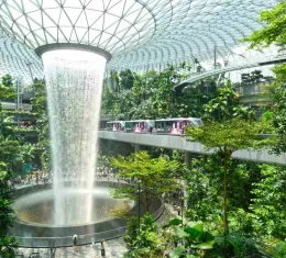 Cascade intérieure du Jewel à l’aéroport de Singapour, symbole de la ville futuriste 