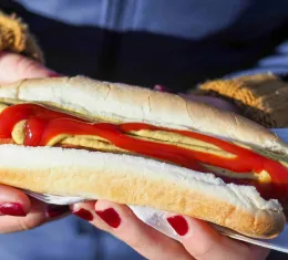 Hot-dog new-yorkais avec moutarde et ketchup, spécialité street food emblématique de New York