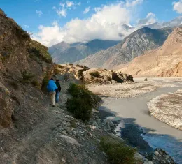 Randonneurs sur le trek de Jomsom dans la vallée de la Kali Gandaki dans la région de l’Annapurna au Népal