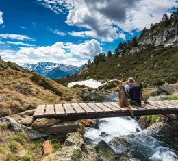 Randonnée en Andorre dans les Pyrénées avec paysage de montagne et rivière