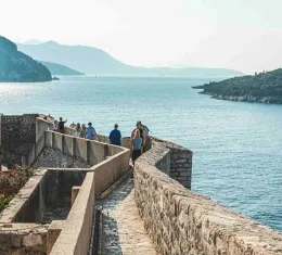 Remparts de Dubrovnik et chemin de ronde dominant la vieille ville et la mer Adriatique