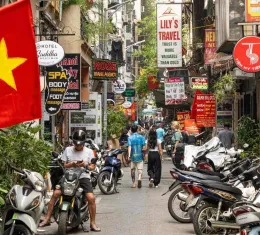Scène de vie quotidienne à Hanoï au Vietnam, aperçu de l’ambiance avant de visiter la ville
