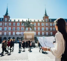 Voyageuse lisant une carte sur la Plaza Mayor à Madrid en Espagne