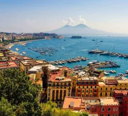 Vue panoramique de Naples et de la baie de Naples avec le Vésuve en arrière-plan, Italie