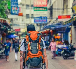 Backpacker avec sac à dos marchant dans une rue de Bangkok en Thaïlande, illustration du voyage pas cher