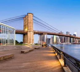 Skyline de Lower Manhattan au lever du soleil vue depuis Brooklyn Bridge Park
