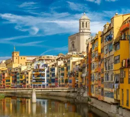 Maisons colorées le long de l’Onyar à Gérone en Espagne