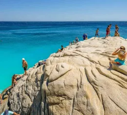 La plage des Seychelles est l'un des incontournables de l'île d'Ikaria en Grèce