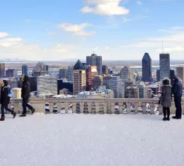Vue panoramique de Montréal enneigée depuis le belvédère du Mont Royal