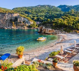 Plage d’Agios Petros à Paleokastritsa sur l’île de Corfou en Grèce